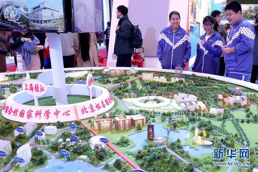 （十九大時(shí)光&middot;圖文互動(dòng)）（4）向著夢(mèng)想，奮進(jìn)！&mdash;&mdash;來(lái)自&ldquo;砥礪奮進(jìn)的五年&rdquo;大型成就展現(xiàn)場(chǎng)的報(bào)道 