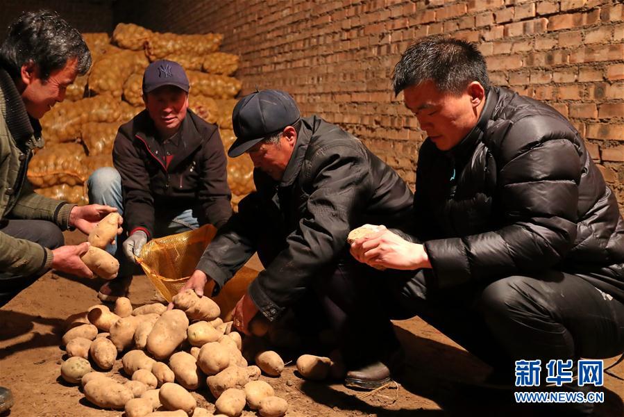 （十九大代表風(fēng)采&middot;圖文互動(dòng)）（1）&ldquo;第一書(shū)記&rdquo;房瑞標(biāo)：呂梁鄉(xiāng)親&ldquo;最親近的人&rdquo;