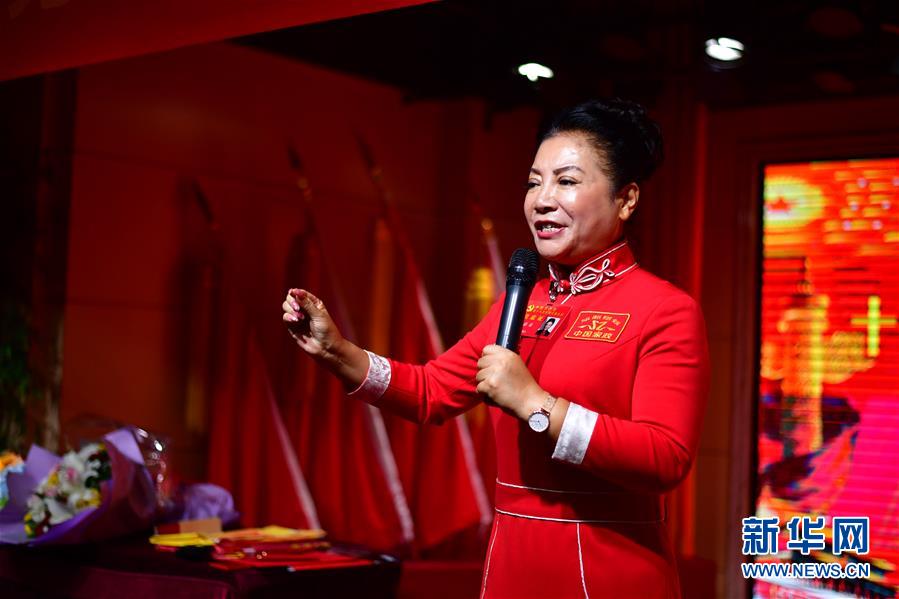 （十九大代表回基層&middot;圖文互動(dòng)）&ldquo;網(wǎng)紅書(shū)記&rdquo;薛榮：以黨建促發(fā)展 &ldquo;線上&rdquo;&ldquo;線下&rdquo;一齊抓