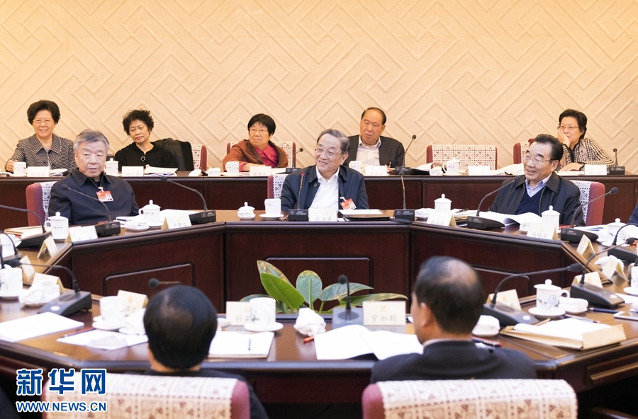 10月30日，政協(xié)第十二屆全國(guó)委員會(huì)常務(wù)委員會(huì)第二十三次會(huì)議舉行分組討論，與會(huì)人員圍繞深入學(xué)習(xí)貫徹中共十九大精神認(rèn)真討論，積極建言獻(xiàn)策。全國(guó)政協(xié)主席俞正聲參加討論。新華社記者 丁海濤 攝