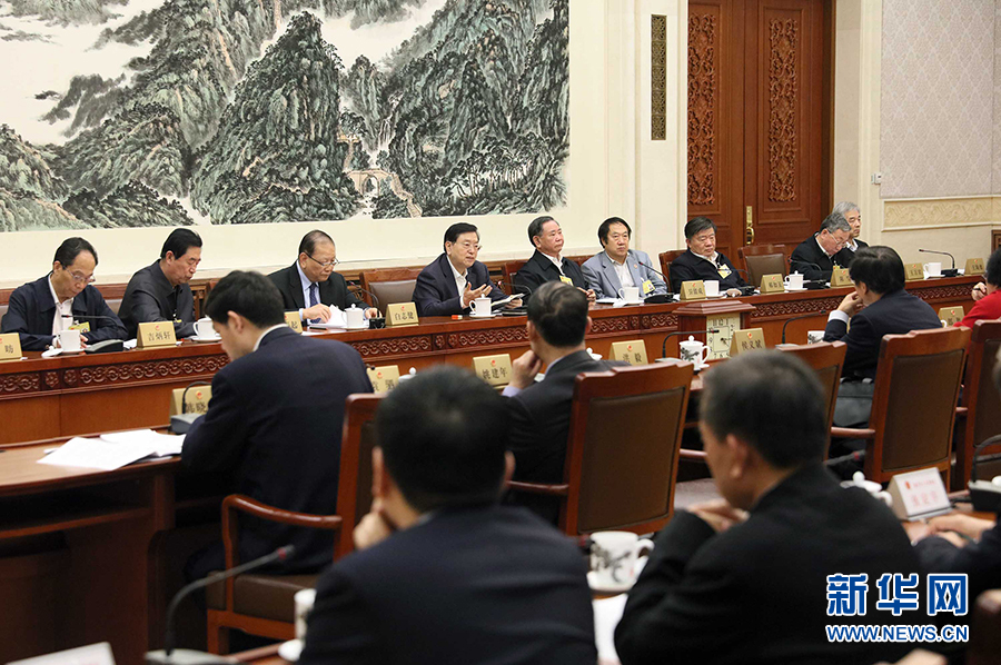 12月23日，十二屆全國人大常委會第三十一次會議舉行分組會議，審議監(jiān)察法草案二次審議稿等。張德江委員長參加審議。 新華社記者劉衛(wèi)兵攝