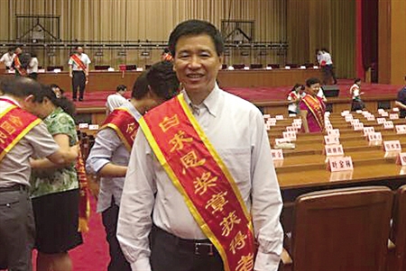 黃國寧被授予我國衛(wèi)生行業(yè)的最高榮譽(yù)&ldquo;白求恩獎(jiǎng)?wù)?rdquo;。