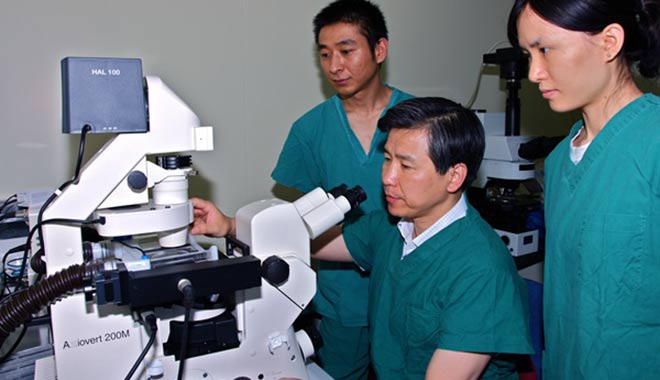 成功實(shí)施西南地區(qū)首例試管嬰兒手術(shù)。