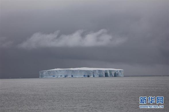 （圖文互動(dòng)）（2）專訪：在南極，最美的藍(lán)冰可能通向死亡&mdash;&mdash;中國(guó)南極科考隊(duì)員講述&ldquo;冰縫驚魂記&rdquo;