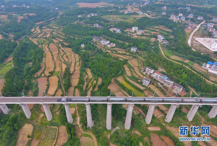 (新華全媒頭條·圖文互動(dòng))(6)開(kāi)啟新征程 譜寫(xiě)新史詩(shī)——以習(xí)近平同志為核心的黨中央引領(lǐng)中國(guó)特色社會(huì)主義進(jìn)入新時(shí)代