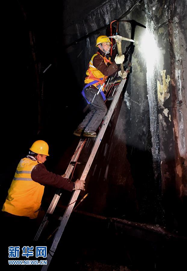（走基層 聽民聲）（4）鐵路守護(hù)者 隧道&ldquo;打冰人&rdquo;