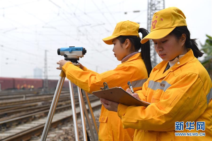 （走基層 聽(tīng)民聲）（3）鐵路線上的&ldquo;鏗鏘玫瑰&rdquo;