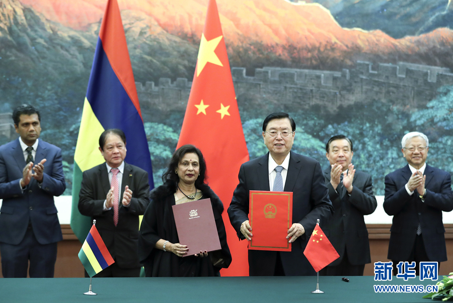 2月2日，全國(guó)人大常委會(huì)委員長(zhǎng)張德江在北京人民大會(huì)堂與毛里求斯國(guó)民議會(huì)議長(zhǎng)哈努曼吉舉行會(huì)談。這是雙方會(huì)談前共同出席中國(guó)全國(guó)人大與毛里求斯國(guó)民議會(huì)合作諒解備忘錄的簽字儀式。新華社記者 龐興雷 攝