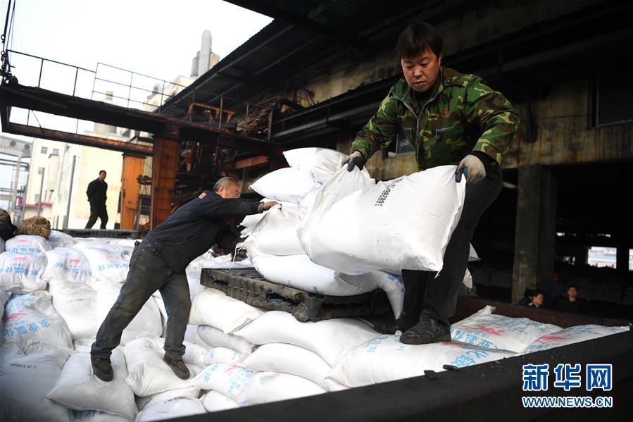 （新春走基層）（7）安徽：農(nóng)資&ldquo;春運(yùn)&rdquo;助春耕