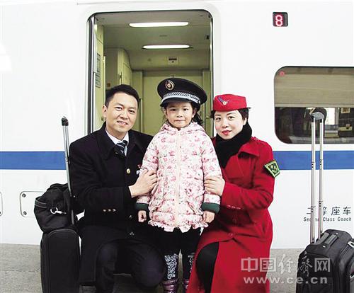 陳剛（左）、肖三英以及女兒陳昱彤的合照。經(jīng)濟日報-中國經(jīng)濟網(wǎng)記者 王軼辰攝