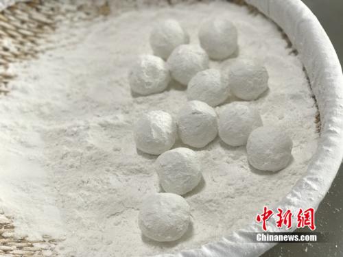 制作元宵時，首先要將餡料做好，沾上水，再投進(jìn)盛滿糯米粉的笸籮內(nèi)搖。<a target='_blank'  ><p  align=