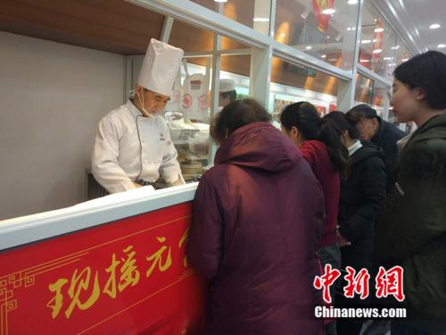 于伯軍的現(xiàn)場展示吸引了不少北京市民圍觀。<a target='_blank'  ><p  align=