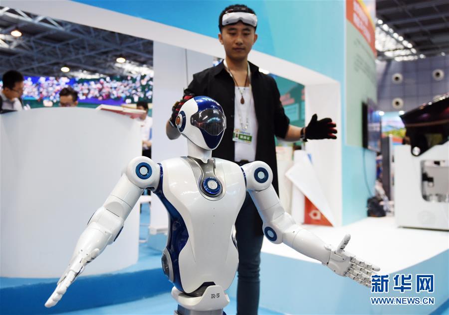 (新華全媒頭條·圖文互動(dòng))(5)領(lǐng)航新時(shí)代中國(guó)經(jīng)濟(jì)航船——從中央財(cái)經(jīng)領(lǐng)導(dǎo)小組會(huì)議看以習(xí)近平同志為核心的黨中央駕馭中國(guó)經(jīng)濟(jì)