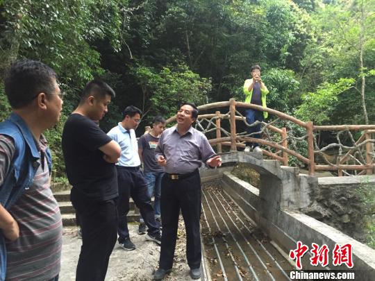 模范軍轉(zhuǎn)干部黃國強當(dāng)&ldquo;愚公&rdquo;把荒山變&ldquo;紅葉觀賞地&rdquo;