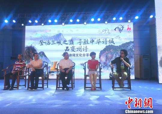 《中國(guó)詩(shī)詞大會(huì)》導(dǎo)演組：&ldquo;我們的節(jié)目沒(méi)有任何腳本&rdquo;