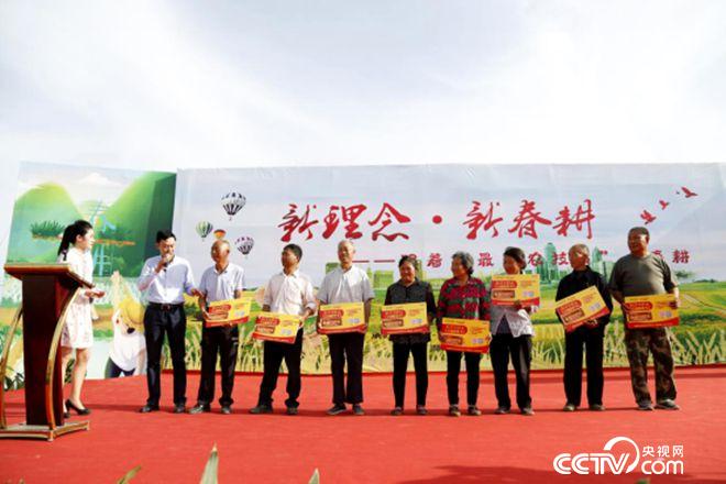 愛心企業(yè)與貧困農(nóng)戶結(jié)對子、送肥料