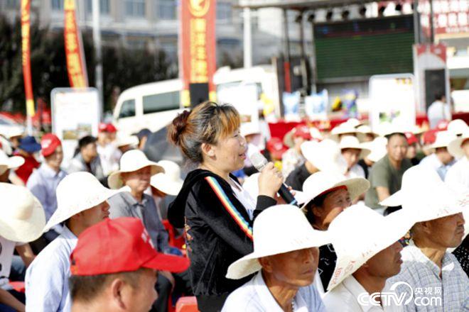 活動現(xiàn)場，農(nóng)民搶答問題