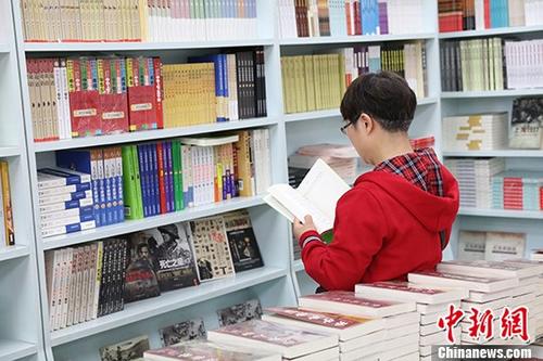 5月9日，一女子在哈爾濱市某書(shū)店選購(gòu)圖書(shū)。從5月1日至5月4日，全國(guó)32家紙廠宣布漲價(jià)，各紙種漲價(jià)幅度為每噸100元至300元不等。對(duì)此，出版行業(yè)業(yè)內(nèi)人士表示&ldquo;因?yàn)榧垙垉r(jià)格上漲，直接造成了出版成本的明顯增加，出版行業(yè)只能被迫對(duì)圖書(shū)定價(jià)進(jìn)行調(diào)整。&rdquo;
<a target='_blank' >中新社</a>記者 于琨 攝