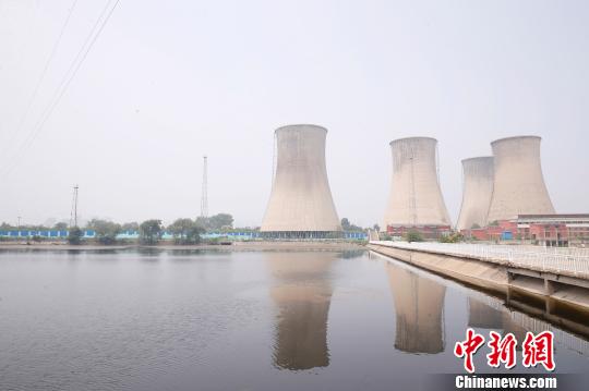 按照規(guī)劃，位于首鋼園區(qū)內(nèi)的滑雪大跳臺(tái)建成后將成為世界首例永久保留和使用的單板大跳臺(tái)場(chǎng)地。圖為單板大跳臺(tái)選址所在地?！№n海丹 攝