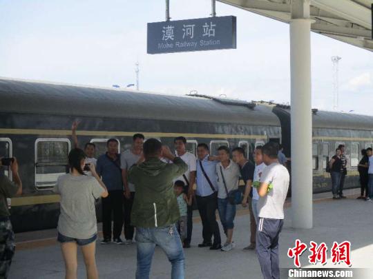 圖為旅客在漠河站合影留念。(中國鐵路哈爾濱局集團(tuán)有限公司提供)