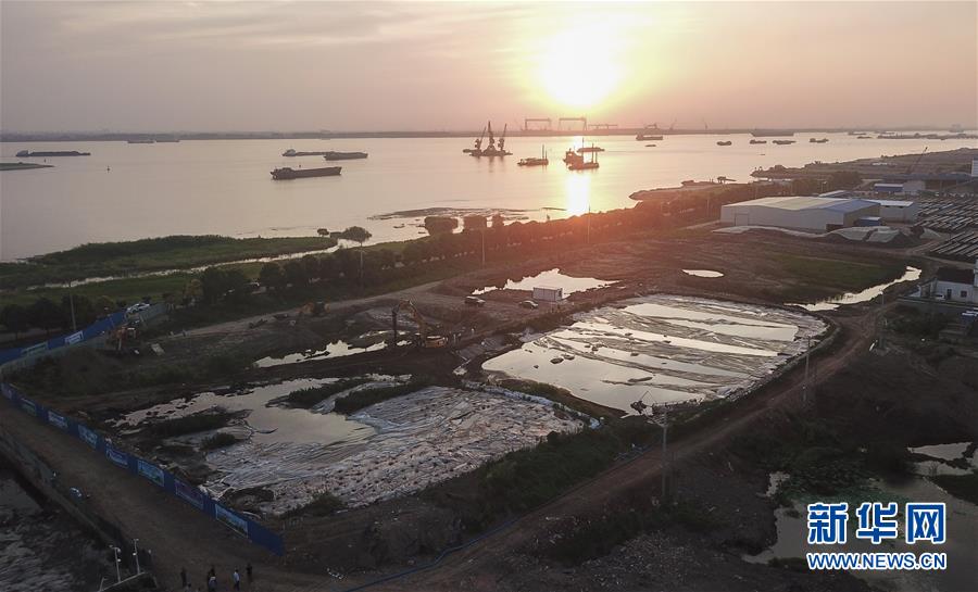 （新華視點(diǎn)&middot;圖文互動(dòng)）（3）中央督察兩年有的絲毫未改，有的不減反增&mdash;&mdash;江蘇泰興數(shù)萬(wàn)噸化工廢料和污泥堆放長(zhǎng)江邊調(diào)查