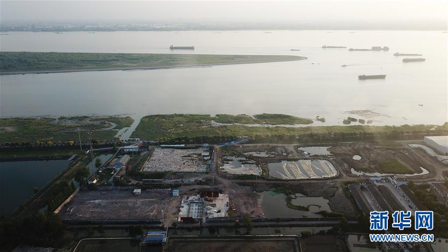 （新華視點(diǎn)&middot;圖文互動(dòng)）（6）中央督察兩年有的絲毫未改，有的不減反增&mdash;&mdash;江蘇泰興數(shù)萬(wàn)噸化工廢料和污泥堆放長(zhǎng)江邊調(diào)查