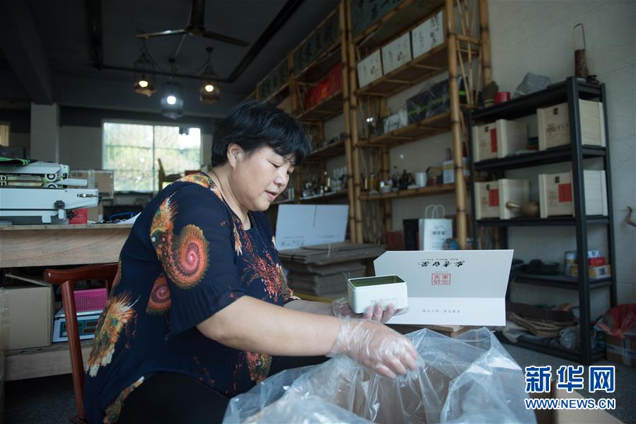 （新華全媒頭條&middot;圖文互動(dòng)）（8）安吉白茶奔向扶貧一線&mdash;&mdash;浙江黃杜村農(nóng)民黨員先富幫后富向貧困地區(qū)捐贈(zèng)&ldquo;扶貧苗&rdquo;