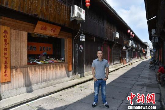 圖為：&ldquo;誠信小賣部&rdquo;的店主王金偉 范宇斌 攝