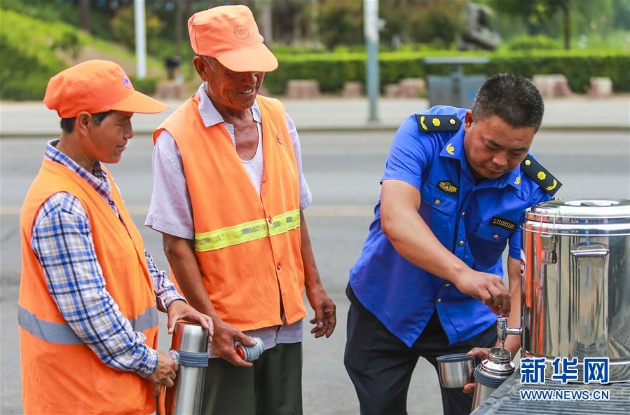 （社會）（2）夏日送清涼 關(guān)愛&ldquo;城市美容師&rdquo;