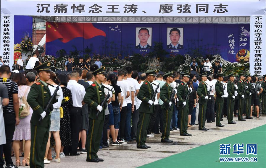 （熱點鮮報&middot;圖文互動）（3）以身擋刀、以命護民，四川十萬群眾送別公安英雄