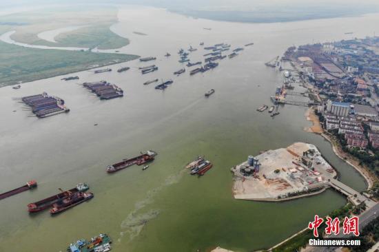 8月1日，巨型的水泥儲(chǔ)罐被吊離碼頭，湖南岳陽城陵磯新港區(qū)天欣碼頭的整治已基本完成。今年5月，長江岸線湖南段開展港口碼頭&ldquo;關(guān)停并轉(zhuǎn)&rdquo;專項(xiàng)整治行動(dòng)。截至目前，該行動(dòng)已集中關(guān)停42個(gè)碼頭泊位，退出岸線7302米。楊華峰 攝