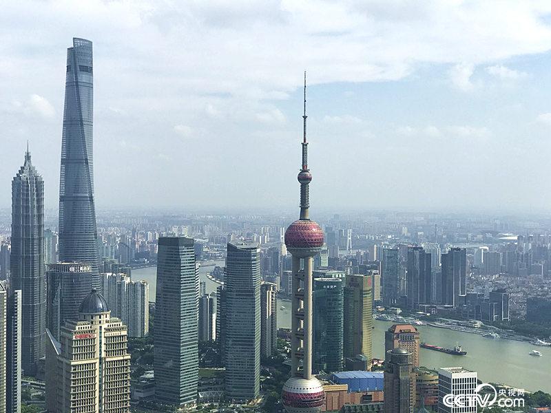 　　長(zhǎng)三角更高質(zhì)量的一體化發(fā)展，將建成具有全球競(jìng)爭(zhēng)力的世界級(jí)城市群。圖為上海陸家嘴（孔華/攝）