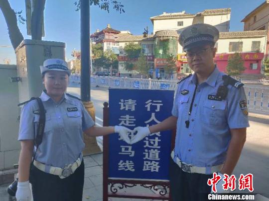 交警夫妻堅(jiān)守崗位共度七夕:最美“情侶裝”是警服