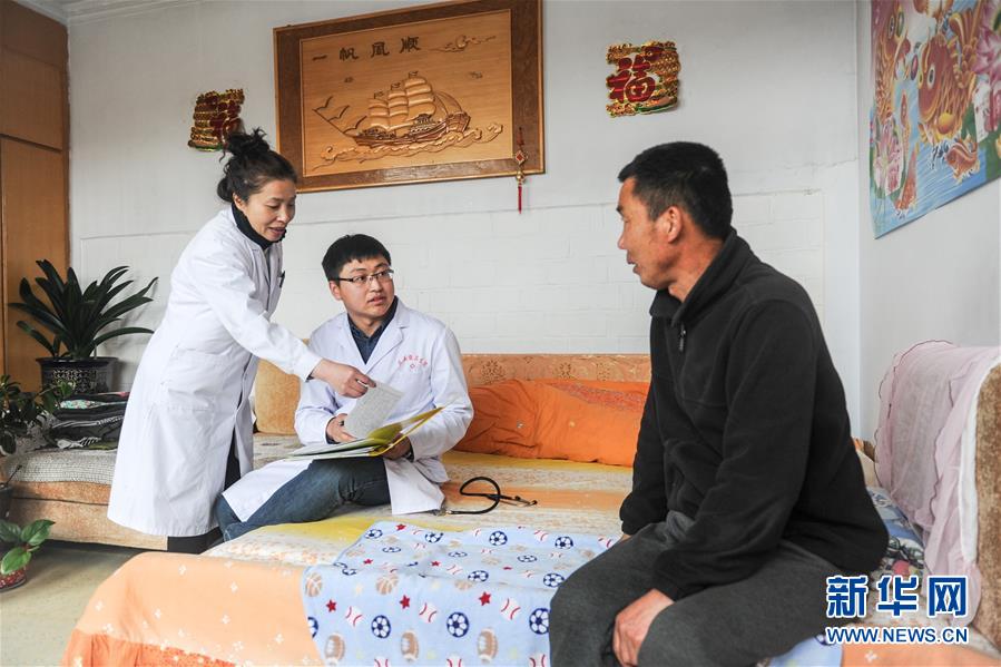 （新華全媒頭條&middot;圖文互動）（10）以生命的名義&mdash;&mdash;獻(xiàn)給首個&ldquo;中國醫(yī)師節(jié)&rdquo; 