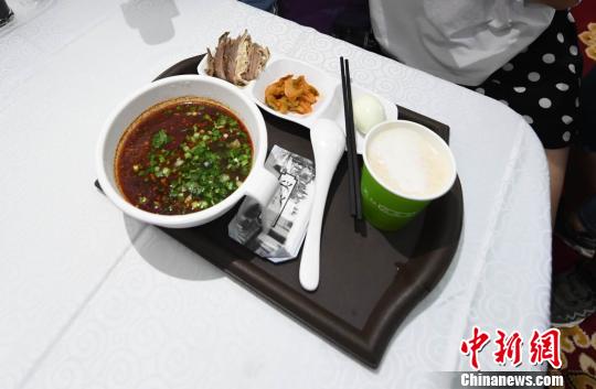 圖為&ldquo;環(huán)西部火車游Y667/8次&rdquo;列車上推出蘭州牛肉面套餐，套餐38元，有一碗牛肉面、一碟牛肉、一個雞蛋、一份小菜、一份甜胚子?！钇G敏 攝
