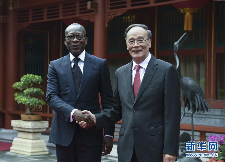 (中非合作論壇)王岐山會(huì)見(jiàn)貝寧總統(tǒng)塔隆