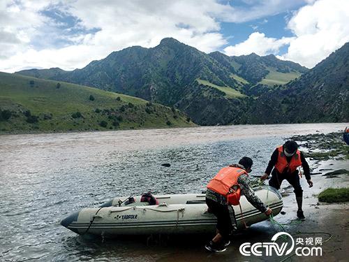 管護員久美扎西（右）和朋友正準備將皮劃艇抬上岸。