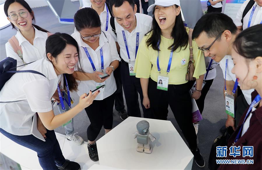 （新華全媒頭條&middot;圖文互動(dòng)）（2）&ldquo;中國智，世界能&rdquo;&mdash;&mdash;2018世界人工智能大會(huì)釋放AI發(fā)展新信號(hào)