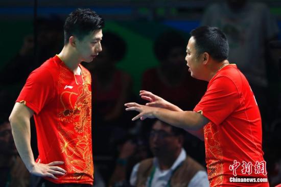 圖為教練劉國梁在場(chǎng)邊指導(dǎo)。<a target='_blank'  ><p  align=