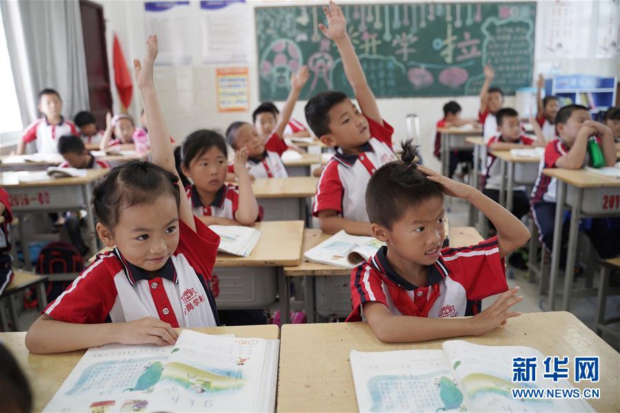 （新華全媒頭條&middot;壯闊東方潮　奮進(jìn)新時(shí)代&mdash;&mdash;慶祝改革開放40年&middot;圖文互動(dòng)）（5）小崗，與時(shí)代同行&mdash;&mdash;&ldquo;中國(guó)農(nóng)村改革第一村&rdquo;40年變遷的改革啟示