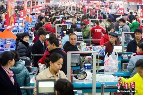 資料圖：民眾購買生活用品。張云 攝