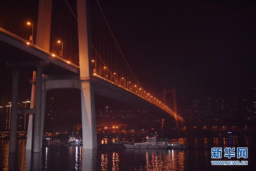 （重慶公交車墜江事故&middot;圖文互動）（4）夜幕降臨，重慶萬州公交客車墜江事故救援工作仍在進(jìn)行中