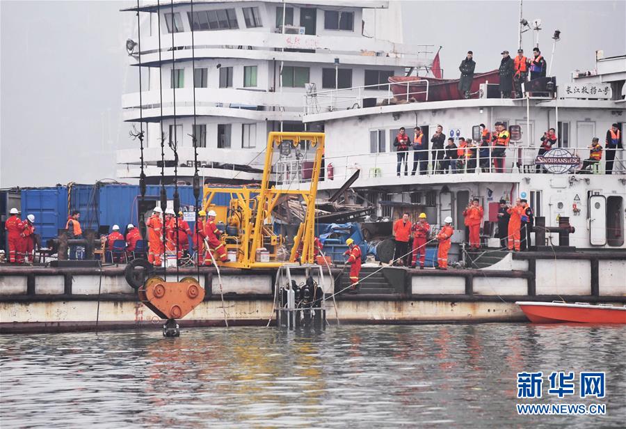 （重慶公交車墜江事故&middot;后續(xù)）（2）重慶萬(wàn)州墜江公交車按計(jì)劃今晚將被打撈出水