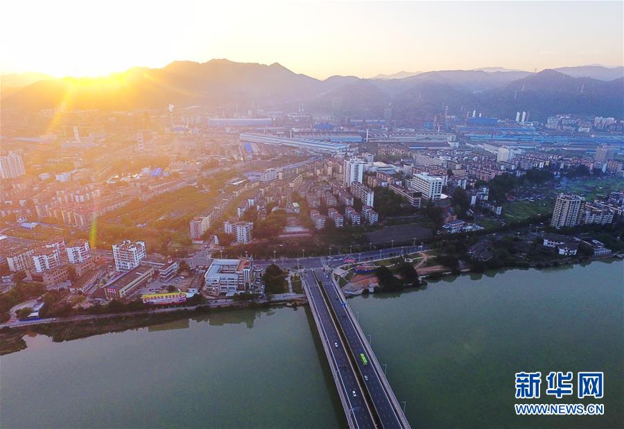 （在習近平新時代中國特色社會主義思想指引下&middot;慶祝改革開放40周年&middot;綠色發(fā)展&middot;圖文互動）（1）烈火淬煉中的轉(zhuǎn)型之變&mdash;&mdash;綠色發(fā)展之&ldquo;火&rdquo;的故事