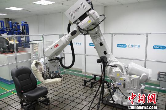 機(jī)器人測(cè)試桌椅?！”R育辛 攝