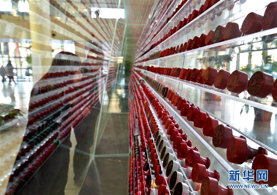 (新華全媒頭條·改革開放40年變遷系列述評(píng)·圖文互動(dòng))(7)堅(jiān)強(qiáng)的保障——改革開放40年變遷系列述評(píng)政治篇