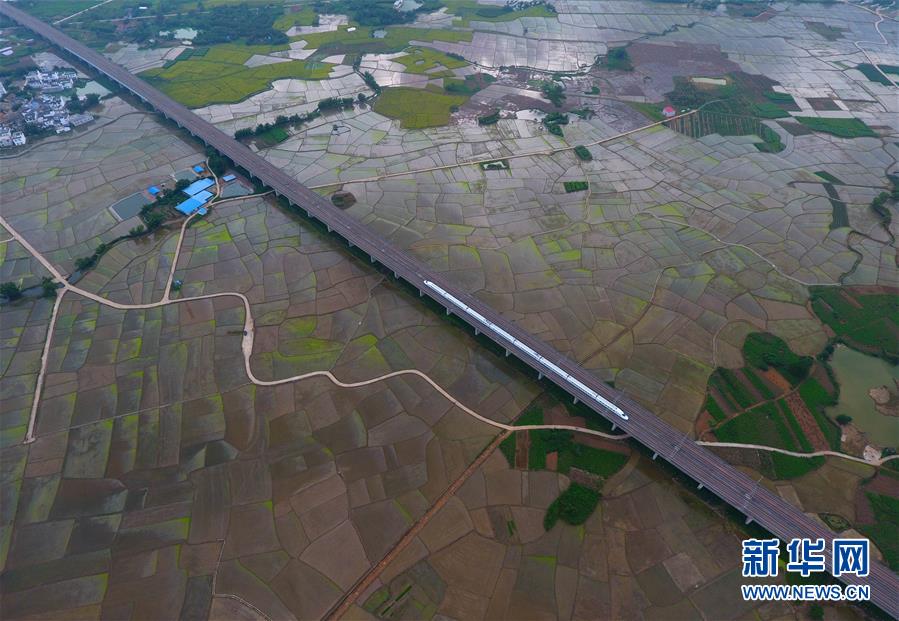 (輝煌60年·壯美新廣西·圖文互動)(5)攜手描繪八桂大地上的美麗畫卷——寫在廣西壯族自治區(qū)成立60周年之際