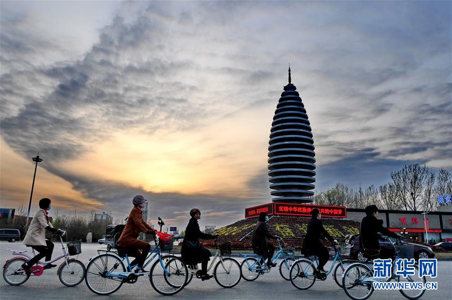 （新華全媒頭條&middot;圖文互動）（8）高舉新時代改革開放旗幟&mdash;&mdash;以習(xí)近平同志為核心的黨中央引領(lǐng)改革開放紀(jì)實