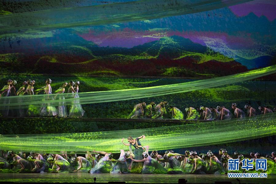 (時(shí)政)(7)慶祝改革開(kāi)放40周年文藝晚會(huì)《我們的四十年》舉行