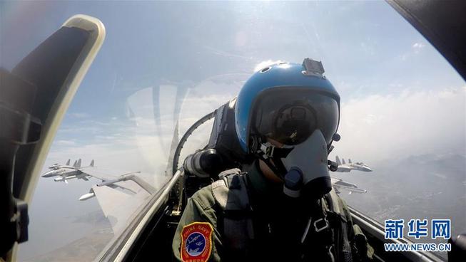 (改革先鋒風采·圖文互動)(2)戴明盟:航母戰(zhàn)斗機英雄試飛員